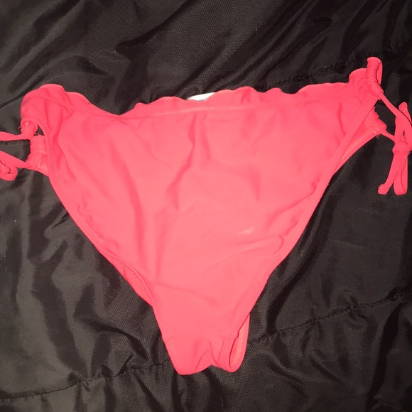 Bikini - Picture 3 of 4